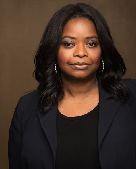 6,054 Likes, 43 Comments - Luke Fontana (@lukefontana) on Instagram: “Octavia Spencer in LA.” Acotar Cast, Professional Poses, Caricature Reference, Side Swept Hair, Headshot Examples, Lewis Pullman, Canadian Actors, Winter Celebrities, Educated Women