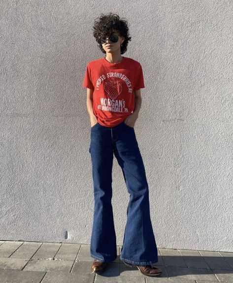 Men In Bell Bottoms, 70s Surf Fashion, Men’s Bell Bottoms, Bell Bottom Men, Bell Bottoms Men, 70s Jeans Outfit, Outfits Aesthetic Retro, 70s Outfits Aesthetic, Jean Dress Outfit