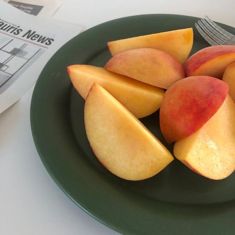 peaches on a green ceramic plate. check out these gorgeous plates linked in post. #peached #athome #snack #ad #food #healthyrecipe Dessert Aux Fruits, Think Food, Food Is Fuel, Pretty Food, Food Cravings, I Love Food, Cute Food, Instagram Aesthetic, Aesthetic Food