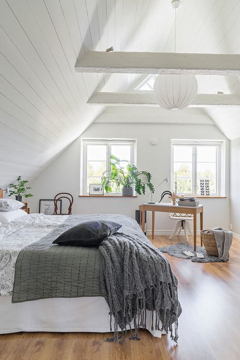 Attic Bedroom Ideas Master, Wooden Wall Bedroom, Low Ceiling Attic Bedroom, Slanted Ceiling Bedroom, White Wood Paneling, Attic Ideas, Garage Guest House, Garage Attic, Wood Panelling