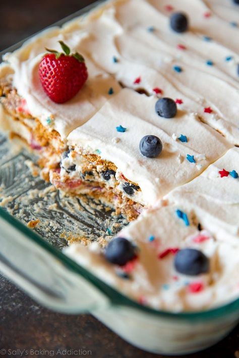 Easy icebox cake, perfect for summer, feeds a crowd, no baking, and made with homemade whipped cream! Recipe on sallysbakingaddiction.com Block Party Desserts, Berry Icebox Cake, Lemon Icebox Cake, Ice Box Cake, Biscuits Graham, Summertime Recipes, Sally's Baking, Angel Cake, Icebox Cake