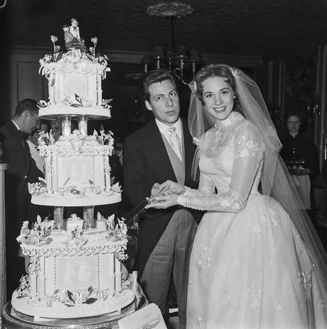 Old Hollywood Celebrity Wedding Day Photos Princesa Margaret, Helen Rose, Vintage Wedding Cakes, Herzogin Von Cambridge, Short Celebrities, Old Hollywood Wedding, Bianca Jagger, Iconic Weddings, Hollywood Wedding