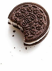 How long do Oreos last? Answers related to sell and use by dates, how to store Oreos and how to tell if Oreos are bad. The shelf life of Oreos Homemade Oreos, Oreo Cookie Recipes, Dessert Oreo, Cookie Delivery, Cake Pop Recipe, Quick Easy Desserts, Frozen Chocolate, Easy To Make Desserts, Fake Cake