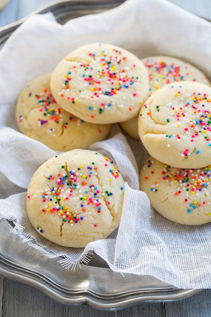 Amish Sugar Cookies - I've been looking for a recipe for this type of sugar cookie for years. They are they are the kind that your grandma would keep in the cookie jar, the crisp, melt away in your mouth kind. I love these! Italian Anise Cookies, Pad Wallpaper, Ricotta Cookies Recipe, Italian Ricotta Cookies, Amish Sugar Cookies, Anise Cookies, Ricotta Cookies, Cookie Crisp, Eggless Recipes