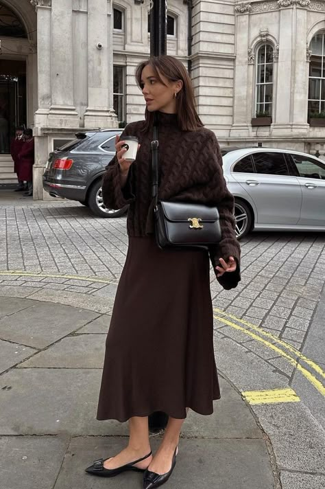 Brown Maxi Skirt Outfit Fall, Chic Brown Maxi Skirt For Fall, Autm Outfit, Chic Brown Midi Skirt, Brown Knit Midi Skirt Outfit, Chic Fitted Brown Maxi Skirt, Paris Fall Outfits, Tzniut Fashion, Midi Skirt Outfit