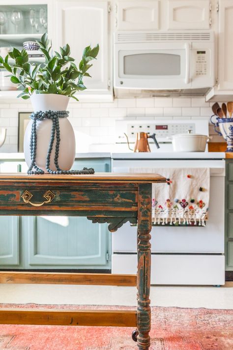 How-to Repurpose an Antique Table as a Kitchen Island: Thrift Shop Challenge Real Wood Table, Antique Kitchen Island, Antique Farm Table, Vintage Kitchen Table, Funky Kitchen, Modern Cupboard Design, Small Kitchen Layouts, Small Kitchen Island, Kitchen Island Table