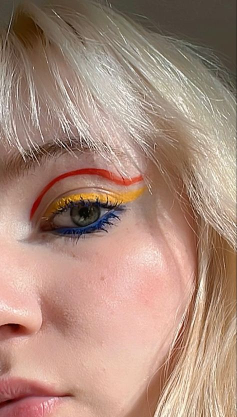 Primary Color Makeup, Freckles Blonde Hair, Downturned Eyeliner, Freckles Blonde, Clowncore Makeup, Makeup Graphic Liner, Color Eye Makeup, Makeup Freckles, Blonde With Freckles