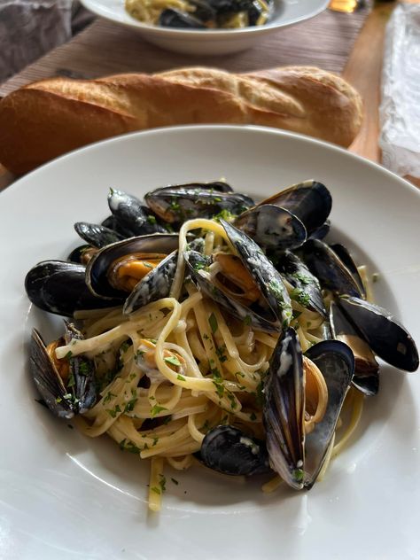 Linguine Mussels is a delightful seafood pasta dish that celebrates the flavors of fresh mussels in a savory, aromatic sauce. This recipe combines tender linguine with plump mussels cooked in a fragrant broth infused with saffron, white wine, and garlic. Finished with a touch of butter and lemon juice, this dish is both elegant and […] Mussels Recipe Pasta, Baked Clams Oreganata, White Wine Pasta Sauce, Mussels Pasta, Bacon Pasta Recipes, Seafood Pasta Dishes, Seafood Linguine, White Bean Soup Recipes, Mussels Recipe