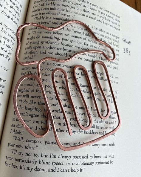 Line Art Bookmark, Wire Bookmarks, Stationary Notebook, Bookmark Handmade, Notebook Accessories, Book Jewelry, Book Markers, Gifts For Bookworms, Bookmarks Handmade