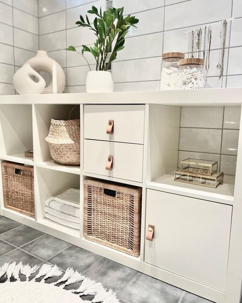 Inspirationsgalerie - IKEA Deutschland Ikea Furniture Makeover, Kallax Shelving Unit, Rental Home Decor, Ikea Kallax Hack, Multifunctional Furniture Small Spaces, Ikea Hack Ideas, Ikea Furniture Hacks, Easy Coffee, Kallax Ikea