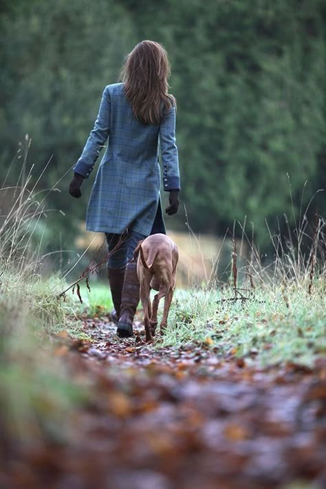 Here are some of my favorite brain teaser games to play while walking my dogs. Mode Country, Countryside Fashion, British Country Style, Autumn Blue, Blue Autumn, Countryside Style, British Country, Country Walk, Woman Walking