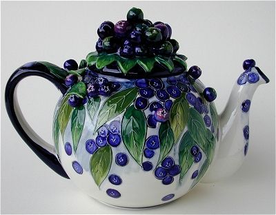 One of my favorite motifs is, of course, the ''blueberry'' and this is a sweet reflection to the naturally tasty, healthy and delicious berry! What a  teapot! Bistro Design, Novelty Teapots, Blue Berries, Teapots Unique, Tea Ideas, Broken China Jewelry, Ceramic Teapot, Pink Tea, Chocolate Tea