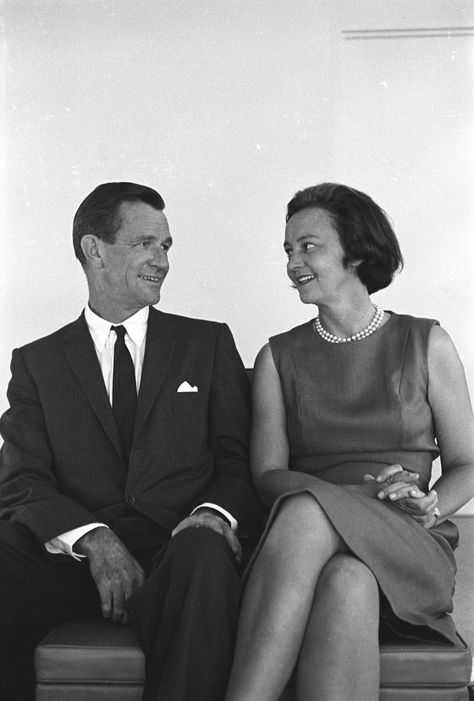 katharine graham & philip graham Katharine Graham, Katherine Graham, Ivy Style, School Style, Vintage School, School Fashion, Vanity Fair, Old School, Google Images