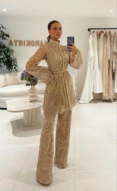 Moroccan Women Fashion, Moroccan Wedding Guest Outfit, Moroccan Outfits Women, Arabic Dress Modern, Arabic Outfits For Women, Moroccan Style Fashion, Moroccan Dress Modern, Morrocan Dresses, Arab Outfit