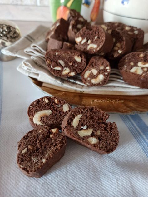 Se amate i biscotti e in particolar modo il cacao, vi propongo questi golosi e friabili tozzetti al cacao e nocciole. Sono velocissimi da preparare e sicuramente soddisferanno il palato di tutta la famiglia. Biscotti Al Cacao, Chocolate Cookie