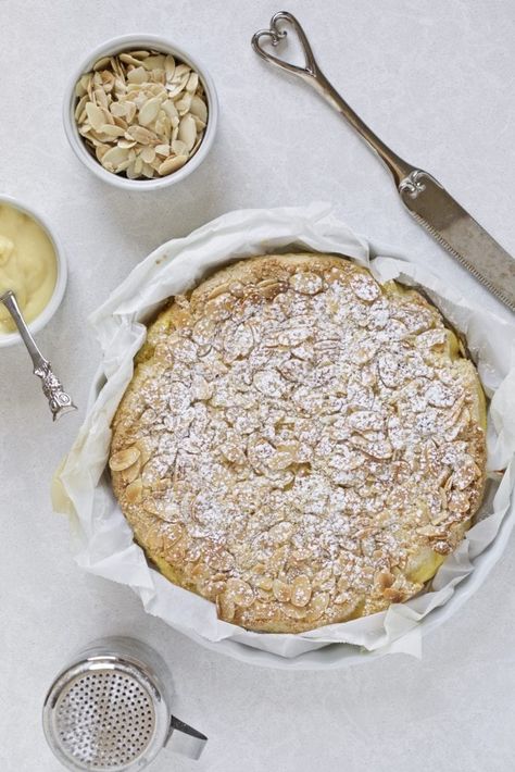 Italian Crumb Cake filled with Cream! Sweet Vanilla Crumb Cake filled with a luxurious Italian custard cream filling. This is your NEXT ITALIAN DESSERT! Italian Tart Recipes, Cookbook Inspiration, Cake Crumble, Italian Custard, Italian Cream Cake Recipe, Lemon Cream Cake, Custard Cake Recipes, Pastry Cream Recipe, Pastry Cream Filling