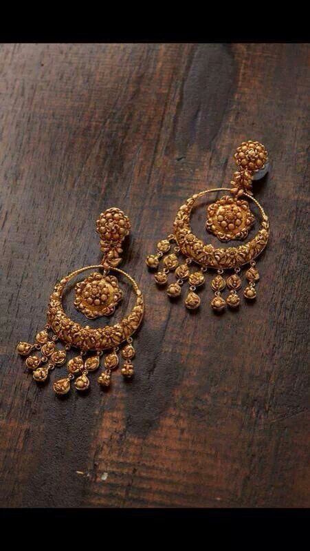 Gold jhumkis- by jaipur gems Jewelry Tree Diy, Jewelry Traditional, Wedding Jewellery Collection, Jewelry Design Earrings, India Jewelry, Gold Earrings Designs, Gold Jewelry Indian, Jewelry Tree, Bridal Gold Jewellery