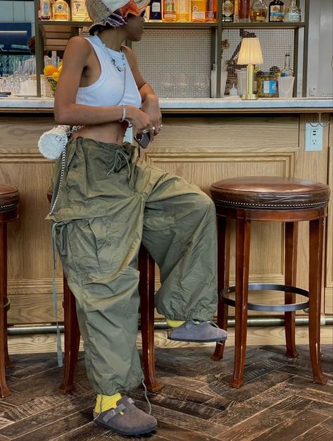 Birkenstock Clogs Outfit, Sandals Birkenstock, Clogs Outfit, Soft Sandals, Earthy Outfits, Streetwear Fits, Chill Fits, Fire Fits, Streetwear Fashion Women