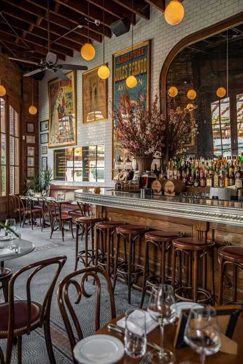 A guide to the prettiest and most aesthetic restaurants in New York, including all the best spots for a gorgeous Instagram snap, as well as delicious food! Cafe Ideas Design, Speakeasy Restaurant, Speakeasy Bars, Instagrammable Restaurants, Restaurants In New York City, New York City Guide, New York Bar, Restaurants In New York, Speakeasy Bar