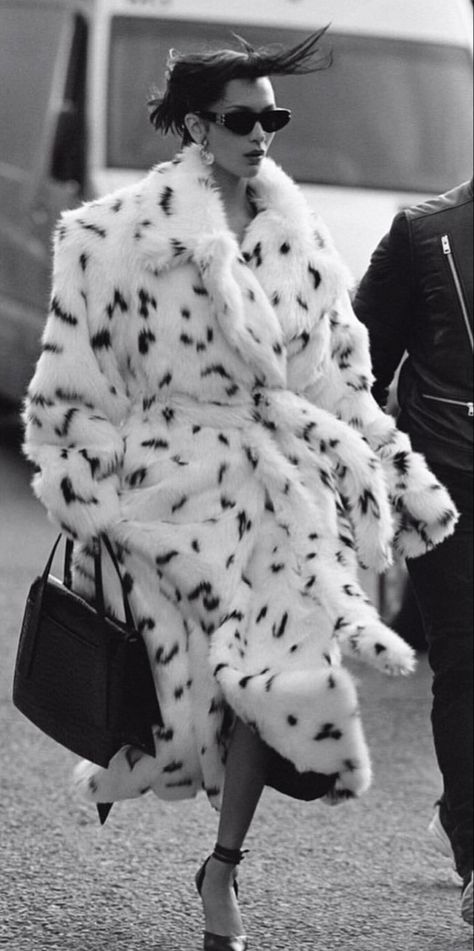 Expensive Wallpaper, Mob Wife Aesthetic, East Coast Style, Wife Aesthetic, Creative Photoshoot Ideas, Mob Wife, Iconic Fashion, Fur Fashion, Fur Coats