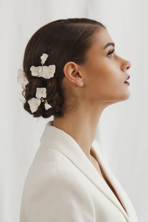 Flowers hair pins set <br><em>—Aster</em></br> - Moa Moa: bridal, evening & everyday jewellery and accessories handmade Flowers In Brides Hair, Flower Hair Wedding, Low Bun Bridal Hair, Hair Band Wedding, Bride Hair Flowers, Floral Hair Piece Wedding, Wedding Hairstyles And Makeup, Headpiece Wedding Hair, Bridal Bun