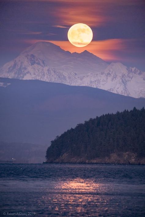 Our dear Mt. Baker of the Cascades. Photo by Rakan Alduaij Mt Baker Washington, Puget Sound Washington, Live Earth, Washington Vacation, Northwest Landscaping, Mount Baker, Mt Baker, Dream Vacations Destinations, Majestic Mountains