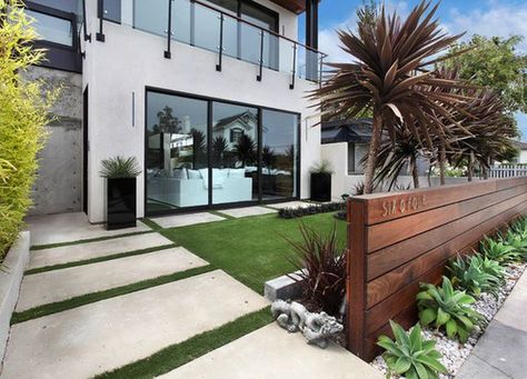 For a minimalist contemporary residence, a simple and robust wooden fence is a great choice Modern Wood Fence, Brandon Architects, Yard Privacy, Cheap Landscaping Ideas, Modern Front Yard, Privacy Fence Designs, Front Fence, Yard Fence, Front Yard Design