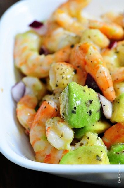 Shrimp Avocado Salad Recipe. Light, cool, super low-carb, and ready in 5 minutes with no cooking involved, this is the perfect summer lunch or dinner. Blender Soups, Shrimp Avocado Salad Recipe, Salad Coleslaw, Shrimp Avocado Salad, Avocado Dessert, Resep Salad, Shrimp Avocado, Avocado Salad Recipes, Salad Pasta