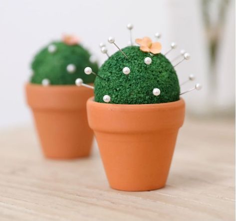 Make A Cactus, Cactus Pin Cushion, Polystyrene Craft, Styrofoam Ball Crafts, Diy Pin Cushion, Styrofoam Crafts, Kissing Ball, Green Craft, Letter Wall Art