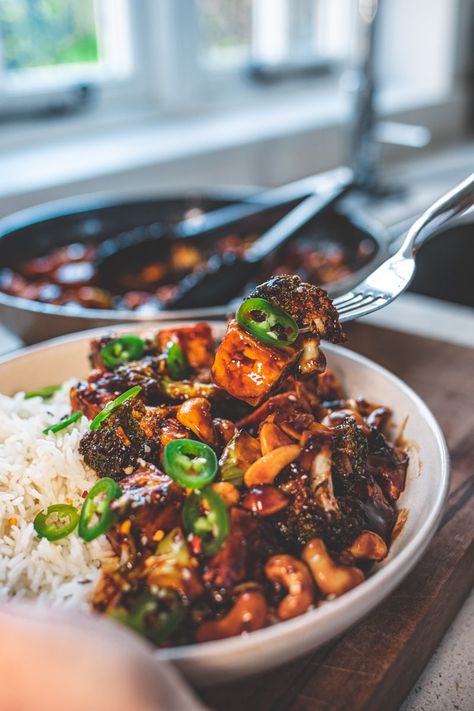 Sticky Broccoli & Tofu Stir-Fry I Georgie Eats Vegan Dinner Recipes Tofu, Hoisin Tofu Stir Fry, Korean Tofu Bowl, Sticky Broccoli, Cashew Tofu Stir Fry, Broccolini Stir Fry, Crispy Tofu Bowl, Tofu Meal Prep, Cashew Broccoli