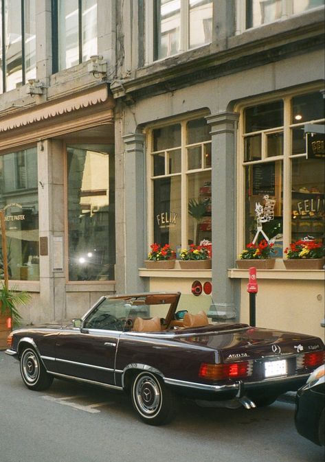 50s Italy Aesthetic, Old Money Mercedes, 70s Mercedes, Retro Mercedes, Montreal Old Port, Vintage Benz, 1970s Italy, Class Mercedes, Vintage Mercedes