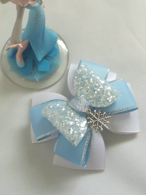 (ad) Learn How to Make Your Own Hair Bow Elsa Frozen Hair, Frozen Hair Bows, Frozen Bows, Diy Leather Bows, Snowflake Hair, Disney Hair Bows, Frozen Hair, Princess Hair Bows, Girls Hair Bows Diy