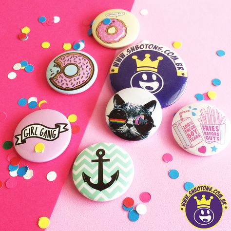 Os botons mais fofos você vai encontrar em nossa loja acesse já ! 😍 www.snbotons.com.br ⠀ ⠀ #snbotons #botons #bottons #boton #botonspersonalizados #bottonspersonalizados #botton #buttons #broche #button #ancora #girlgang #girlpower #gatinhos Pin Bag, Custom Buttons, Girl Gang, Pin Badges, Aesthetic Art, Illustration Art, Memes, Pins, Art