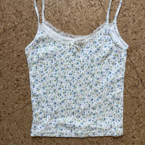 Fitted Cropped Spaghetti Strap Tank Top In White With Blue And Green Flowers, Lace Trimmings And A Bow. Fabrics: 100% Cotton Measurements: 17" Length, 11" Bust Made In: Italy Nwot Tank Top With Lace Trim, Blue Floral Tank Top, Brandy Melville Tops Tanks, Lace Tops Aesthetic, Brandy Tank Tops, Lace Tank Top Outfit, Lace Tank Tops Outfit, Brandy Clothes, Mlp Fashion