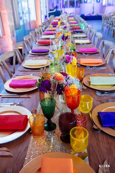 Fest Temaer, Deco Champetre, Rustic Wedding Decorations, Tafel Decor, Table Setting Inspiration, Rainbow Wedding, Wedding Table Flowers, Bright Wedding, Mexican Wedding