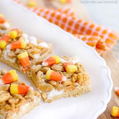 Scarecrow Candy Corn Treats - Great For Halloween Parties! Scarecrow Treats, Candy Corn Bars, Caramel Oatmeal, Frost Cupcakes, The Girl Who Ate Everything, Leches Cake, Salty Treats, Boston Cream, Oatmeal Chocolate