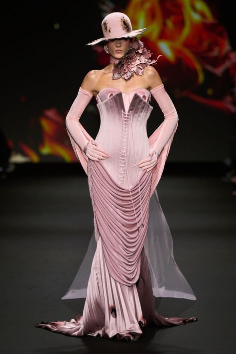 Robert Wun Fall 2024 Couture Collection Robert Wun, Fashion Week Schedule, Paris Fashion Week Runway, Collection Couture, Moda Paris, Fall Winter 2024, Couture Week, Fashion Week Runway, Fashion Show Collection