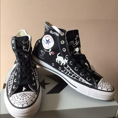 Diy Converse, Sean Pablo, Cool Converse, Cute Converse Shoes, Converse Design, Custom Skates, Grunge Shoes, Spider Web Design, Embroidered Converse