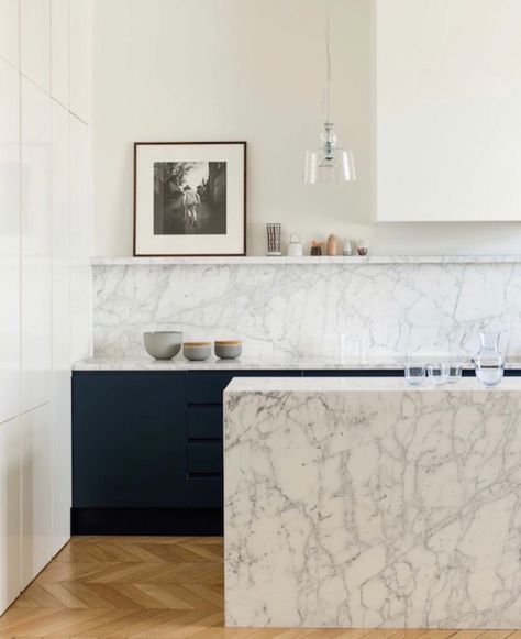 Paris Apartment Interiors, Interior Boho, Herringbone Backsplash, Best Kitchen Designs, Kitchen Marble, Trendy Kitchen, Kitchen Tiles, Apartment Interior, Luxury Kitchen