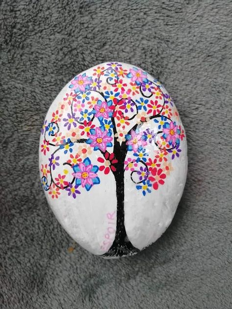 Tiny Paintings, Stone Ideas, Decorated Eggs, Painted Rocks Diy, Rock Painting Patterns, Diy Art Projects, Pebble Stone, Kindness Rocks, Dot Art Painting