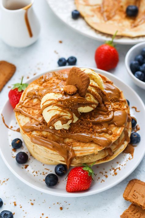 Lotus Biscoff Pancakes, Fruit Pancakes Recipe, Lotus Pancakes, Biscoff Pancakes, Food Story Ideas, Breakfast Fancy, Ultimate Pancake Recipe, Thick Pancakes, Dessert Pancakes