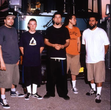 Chino Moreno 90s Outfits, Deftones Fashion, Nu Metal Outfit Men, Chino Moreno Outfit, Deftones Widget, Chino Moreno 90s, Deftones Outfit, Deftones Adrenaline, Chino Pfps Deftones