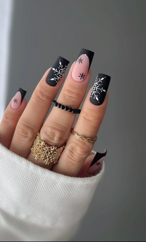 Christmas Nails 2023 Black, Black Christmas Nail Designs, French Manicure Glitter, Christmas Nails Inspiration, Chrome Nails Ideas, Christmas Nails Art, Christmas Nails 2023, Christmas Nails Ideas, December Nails