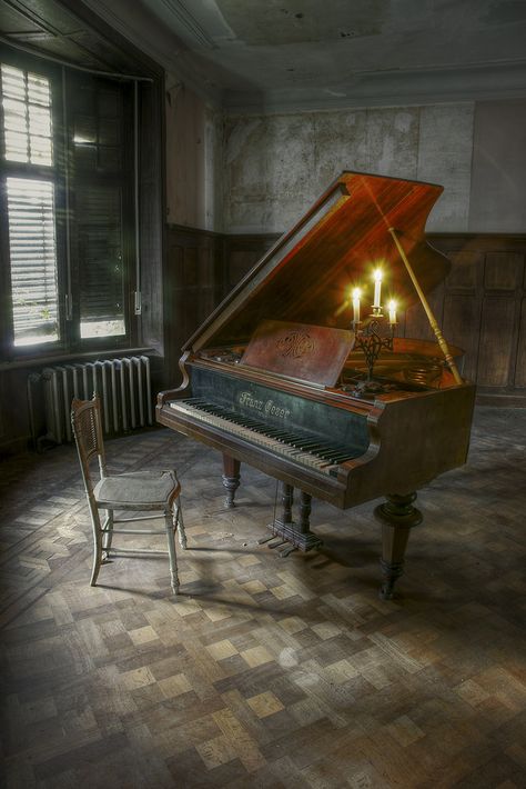 Haunted House Pictures, Piano Photography, Old Musical Instruments, Old Piano, Castle Germany, Steampunk Tendencies, Creepy Houses, Piano Art, Old Pianos