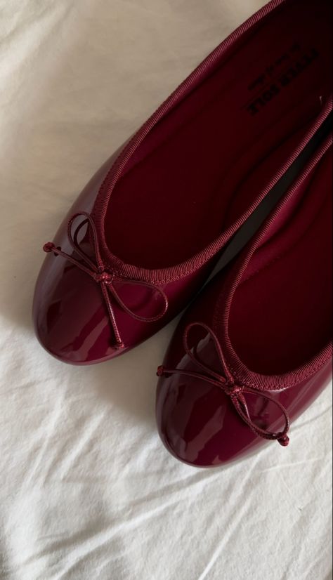 Wine Red Accessories, Cherry Vibes Aesthetic, Dark Red Ballet Flats, Cherry Red Ballet Flats, Shoes Spring 2024, Wine Red Shoes, Red Spring Aesthetic, Cherry Red Shoes, Balerinas Shoes Outfits