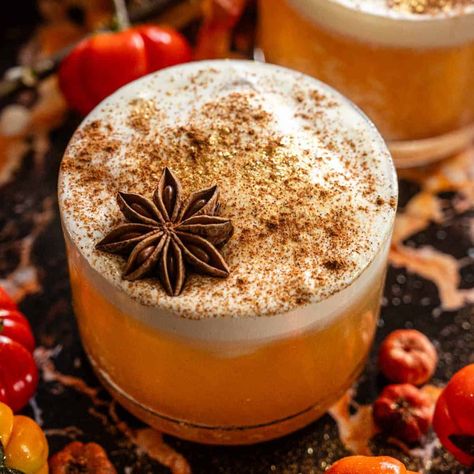 This is the perfect cocktail for Harry Potter and Bourbon fans! It combines all the flavors in butterbeer and condenses them into an old fashioned. Cold Butterbeer Recipe, Warm Butterbeer Recipe, Alcohol Butterbeer Recipe, Hot Butterbeer Recipe Alcoholic, Alcoholic Butterbeer Recipe, Cream Puff Dessert, Old Fashioned Peach Cobbler, Bourbon Old Fashioned, Puff Dessert