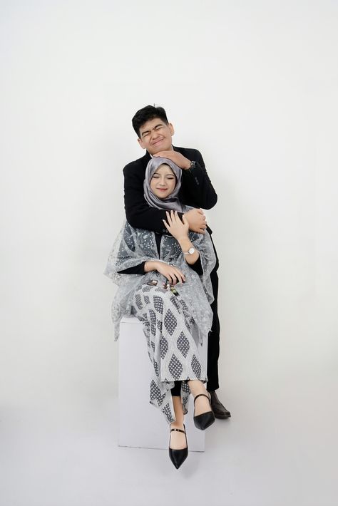 pose ideas self potrait, graduation Grad Photos Couple, Poto Studio, Self Foto, Silly Wedding Photos, Studio Photoshoot Ideas, Pre Wedding Photoshoot Outfit, Studio Poses, Photoshoot Studio, Self Portrait Poses