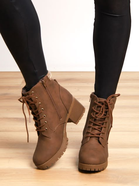 Fall 2024 Boots Trends, Fall Shoes 2024, Brown Ankle Boots Outfit, Fall Shoes Women, Womens Fall Boots, Fall Boots Outfit, Long Shoes, Oversized Knit Sweater, Boutique Shoes