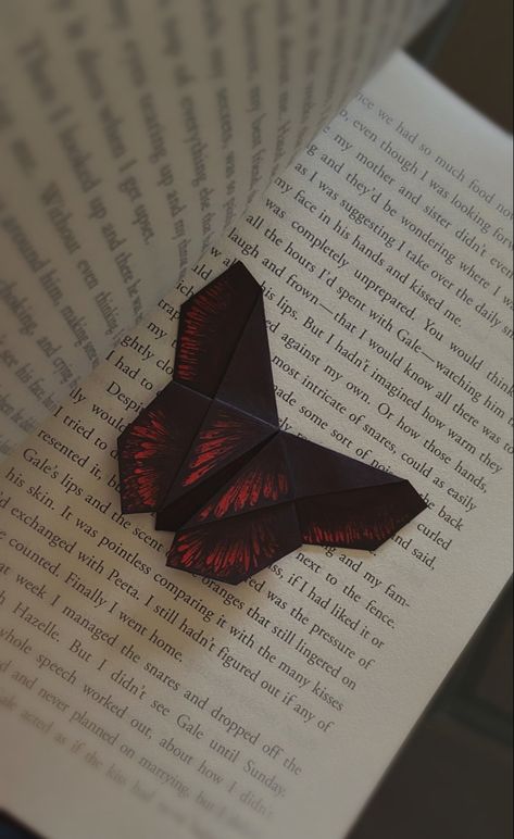 Dark Bookmark Ideas, Grunge Bookmarks, Dark Bookmarks, Dark Academia Bookmark, Bolt Journal, Origami Photography, Butterfly Art And Craft, Aesthetic Crafts, Butterfly Bookmark