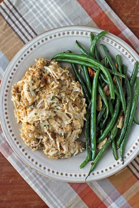 This easy 5-ingredient Slow Cooker Chicken and Stuffing is a satisfying comfort food meal for just 315 calories or 7 Green, 5 Blue or 5 Purple WW SmartPoints per cup! Slow Cooker Chicken And Stuffing, Meatloaf With Gravy, Creamy Chicken Stew, Crispy Cheddar Chicken, Emily Bites, Garlic Chicken Pasta, Chicken And Stuffing, Weight Watchers Chicken, Cheap Dinners